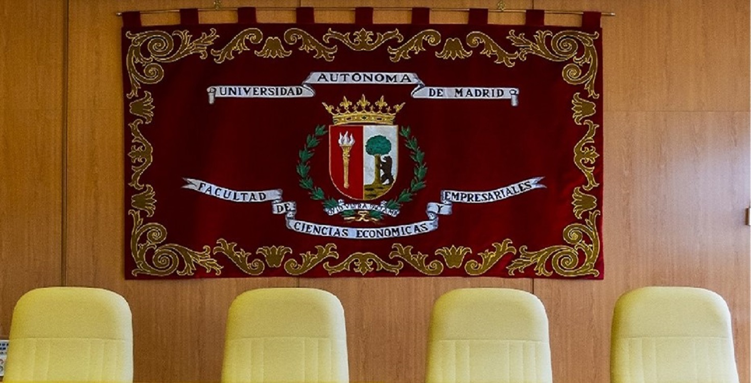 Imagen de la sala de decanato de la facultad