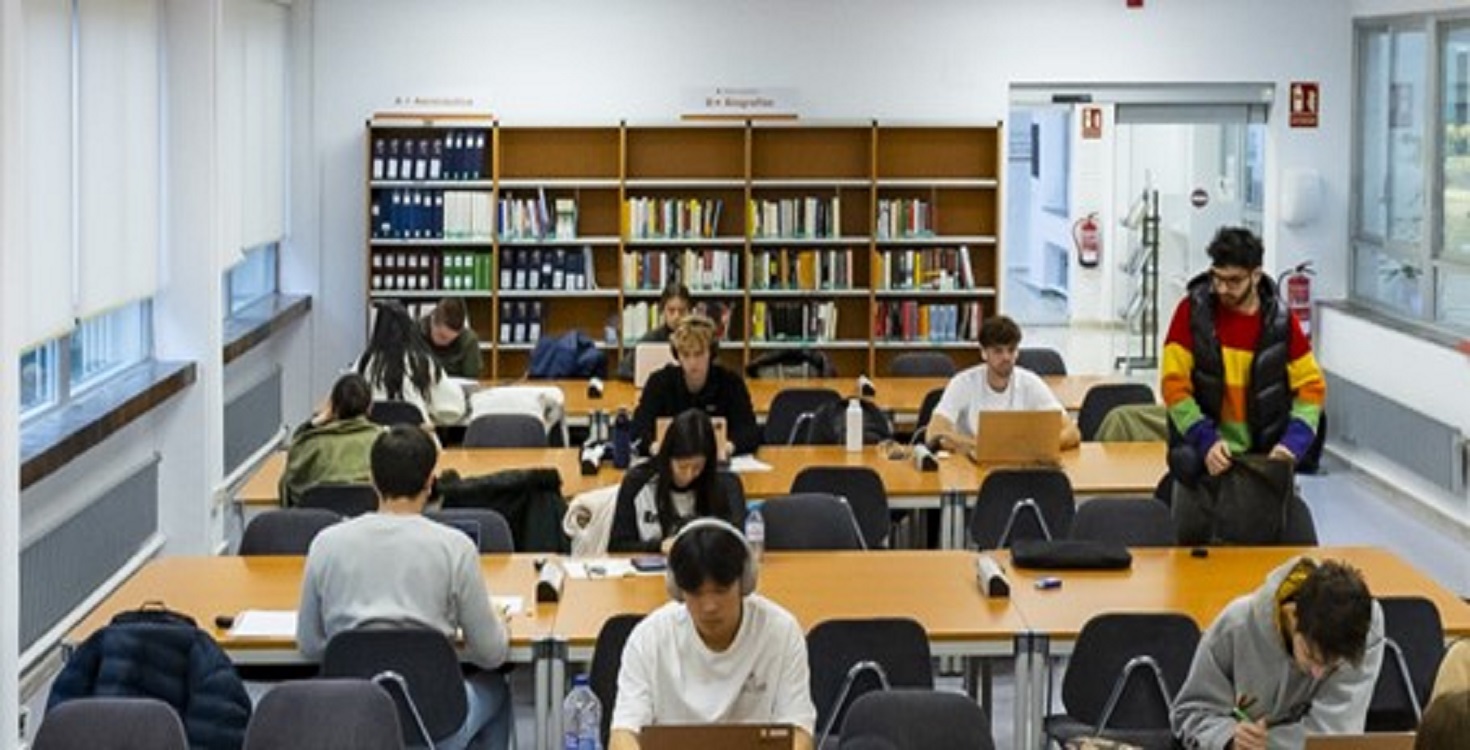 Imagen de estudiantes en la biblioteca