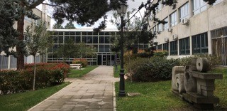 Foto entrada secundaria de la facultad
