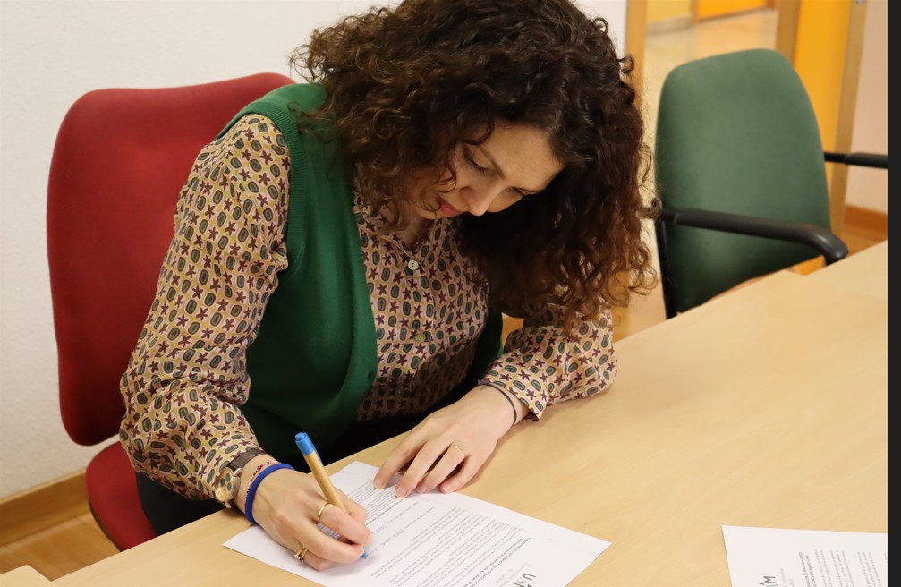 Persona firmando documento