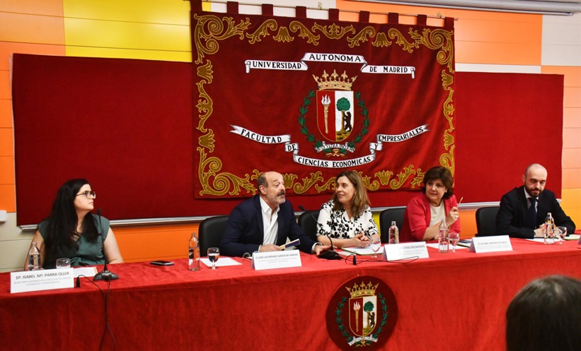 Imagen de decana y profesores/as