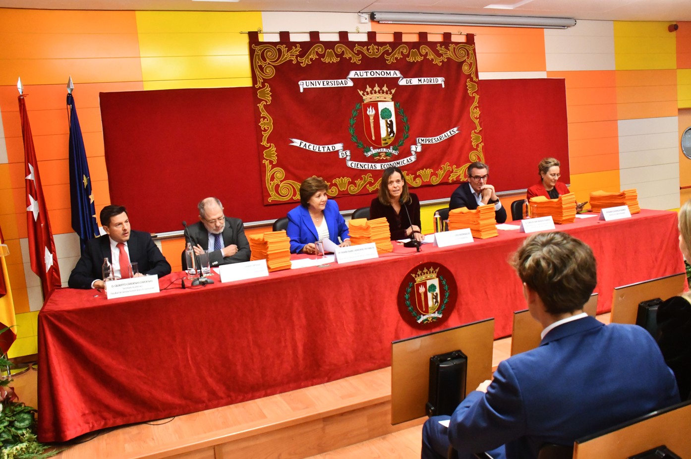 Imagen de decana y profesores/as