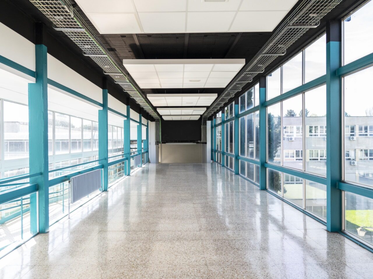 Pasillo con ventanas laterales