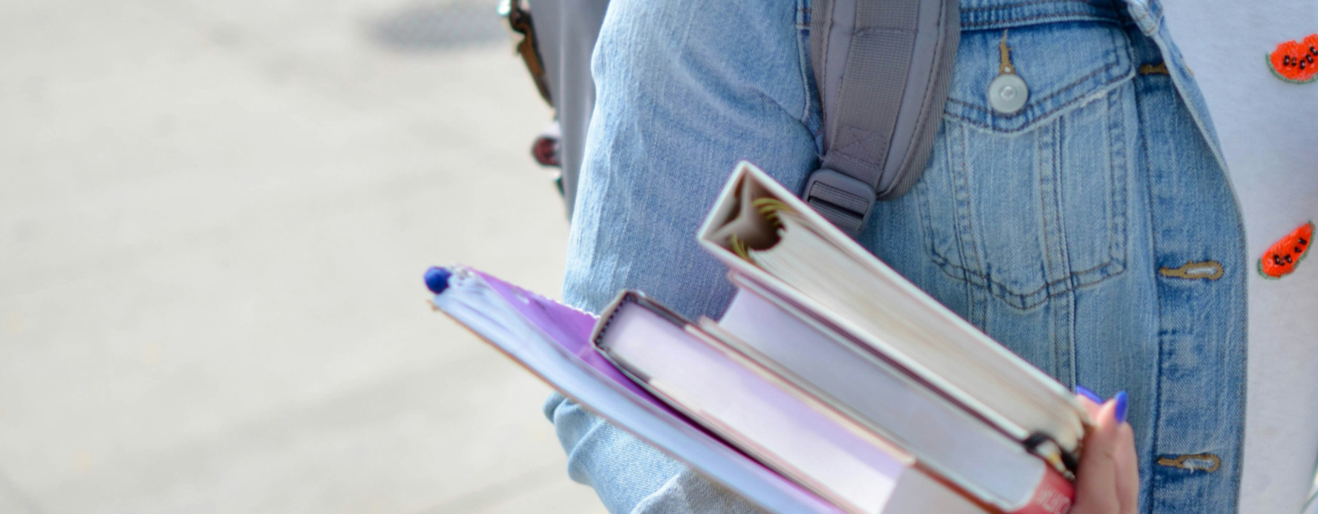 Chica sujetando libros