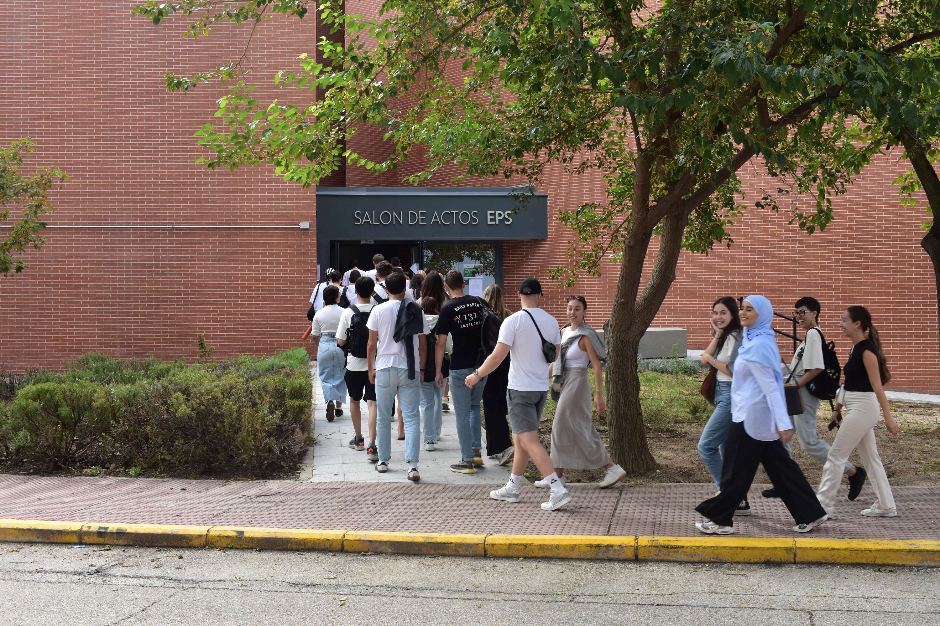 Estudiantado entrando al salón de actos de la EPS