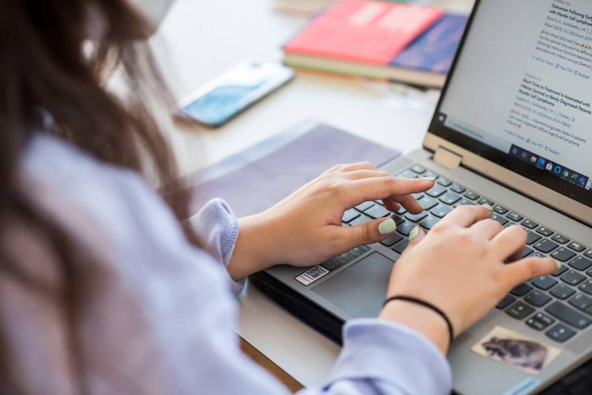 Imagen de mujer escribiendo en un portátil
