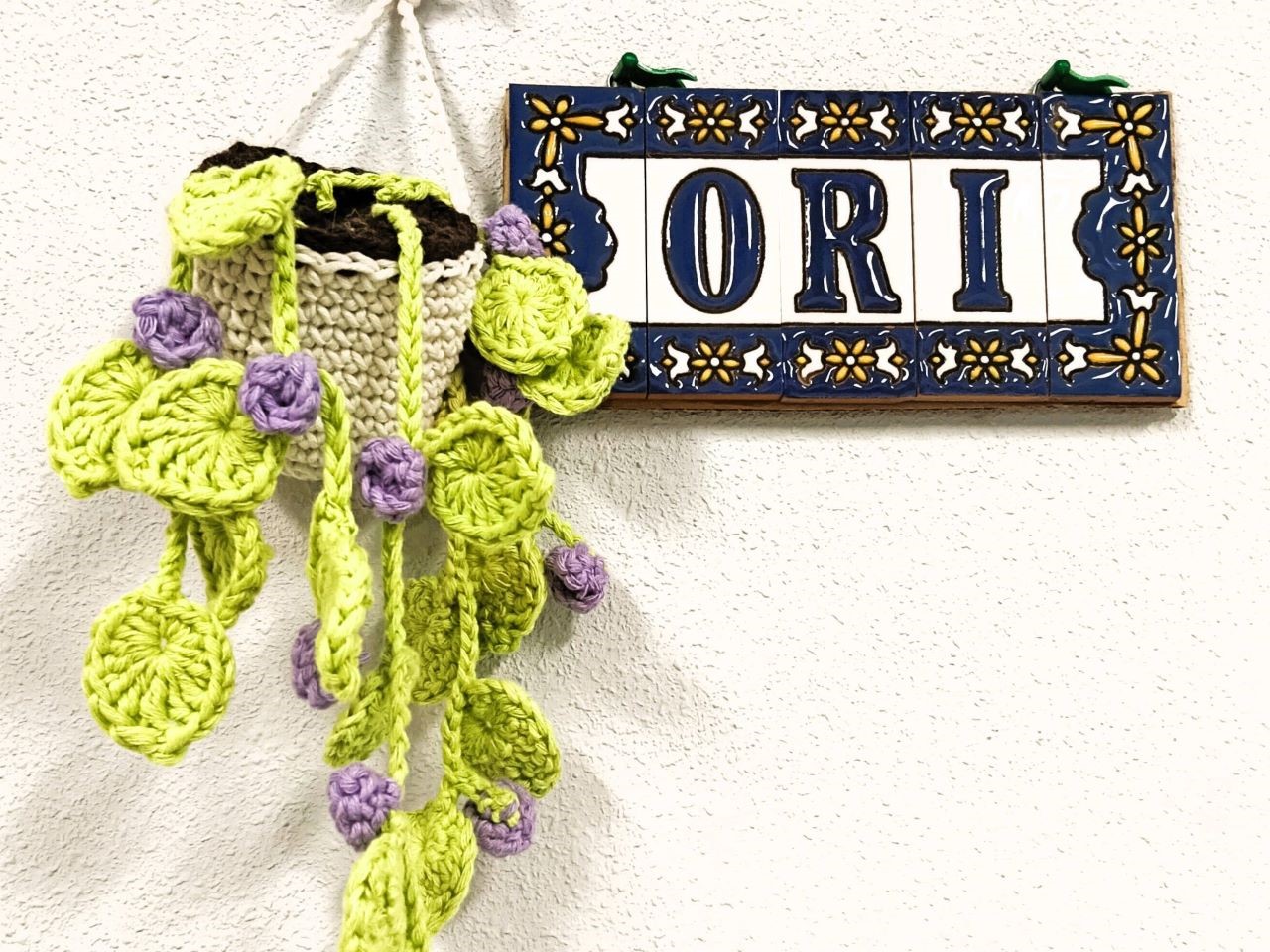 Foto de una maceta de amigurumi y letras ORI en cerámica