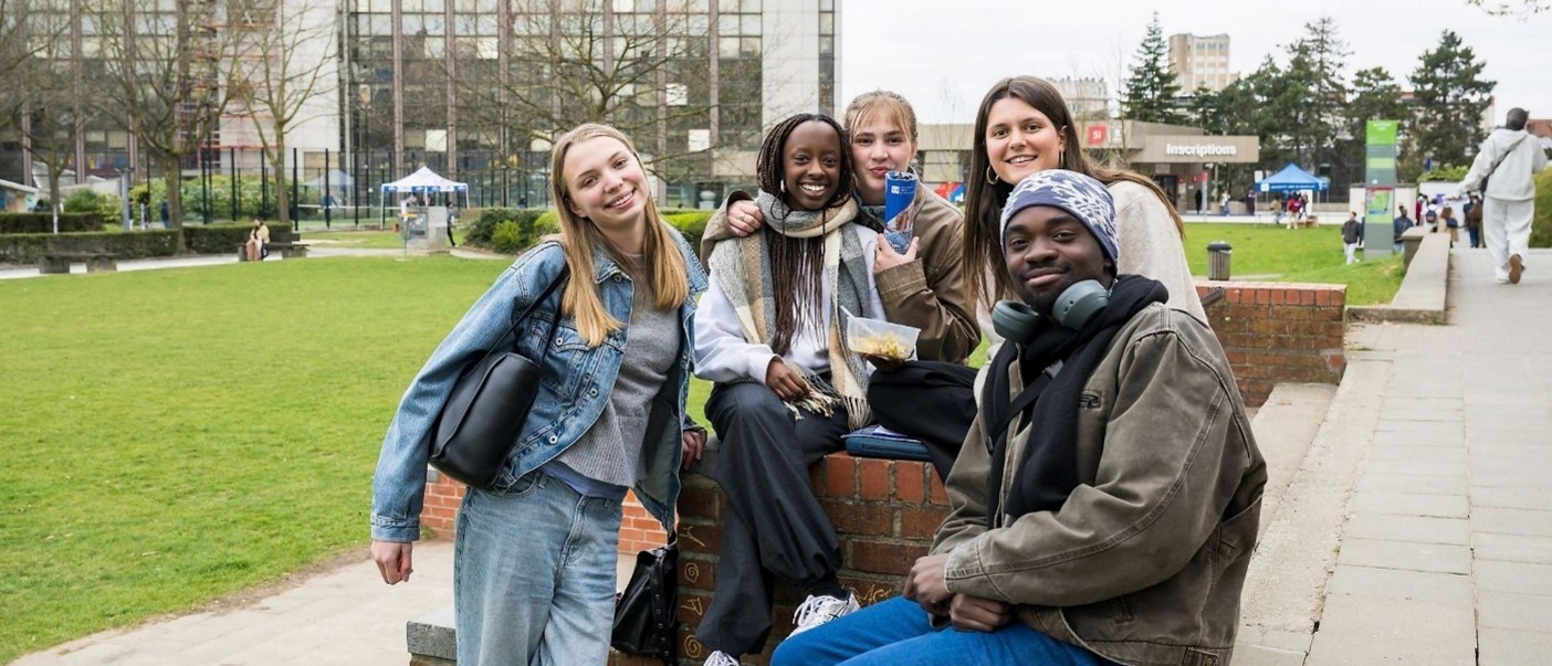 Grupo de estudiantes en un campo universitario