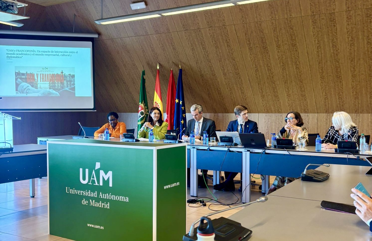 Fotografía en color de los participantes en las jornadas sentados en una mesa