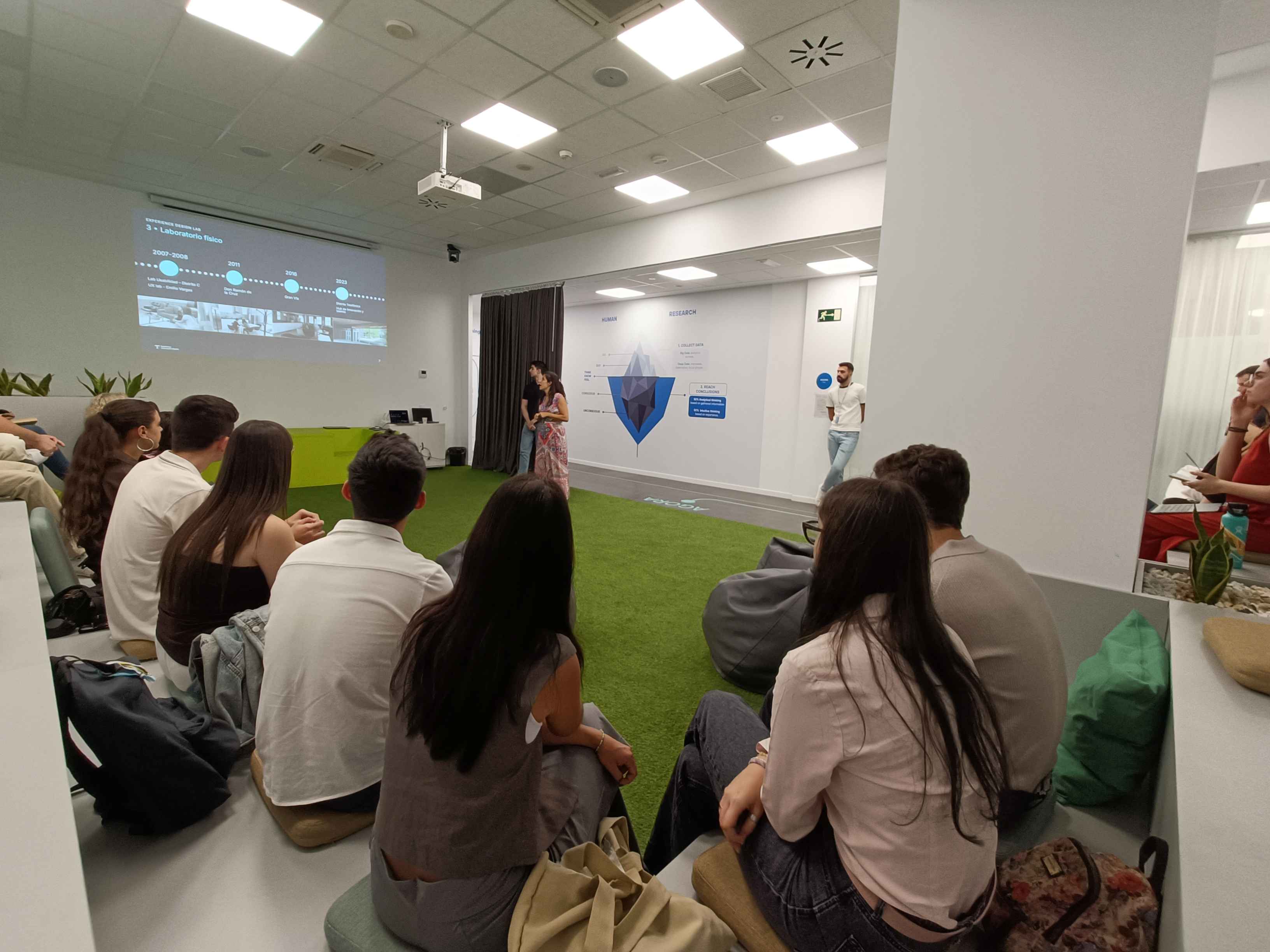 Fotografía de un grupo de estudiantes del Máster de formación permanente en Lenguaje e Inteligencia Artificial de la UAM