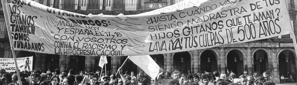 Foto en blanco y negro de una manifestación con una pancarta