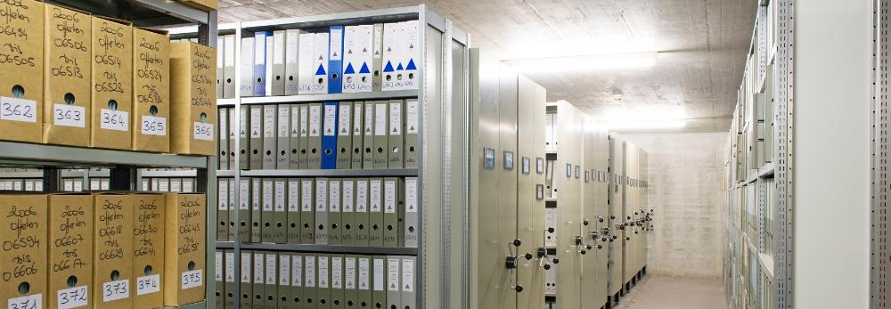 Foto en color de un sistema de archivos que se deslizan sobre unos rieles y se mueven con unos volantes