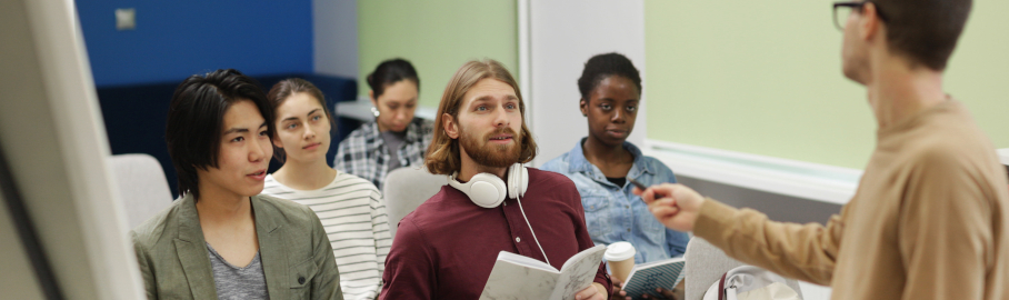 Foto en color de unos alumnos y alumnas sentados en un aula