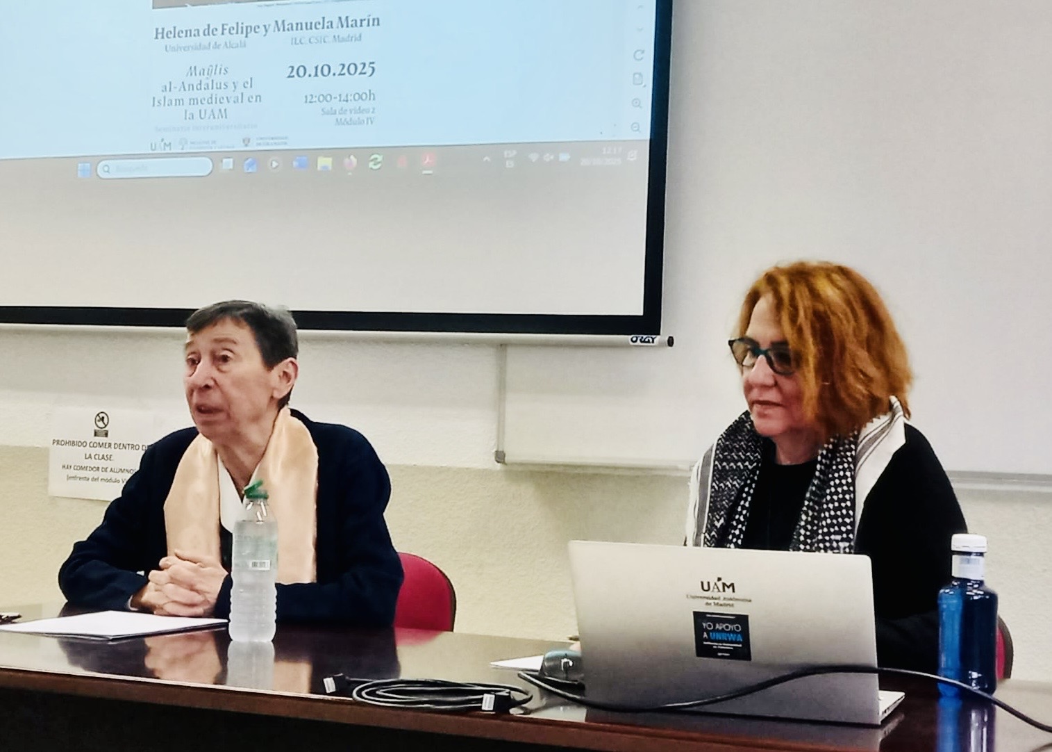 dos personas dando una charla