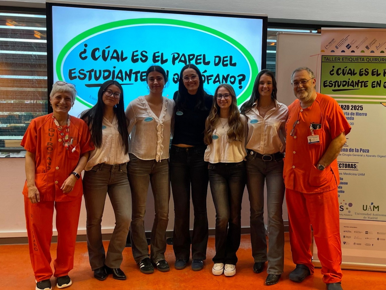 Foto de familia de los participantes en el taller ¿Cuál es el papel del estudiante en el quirófano?