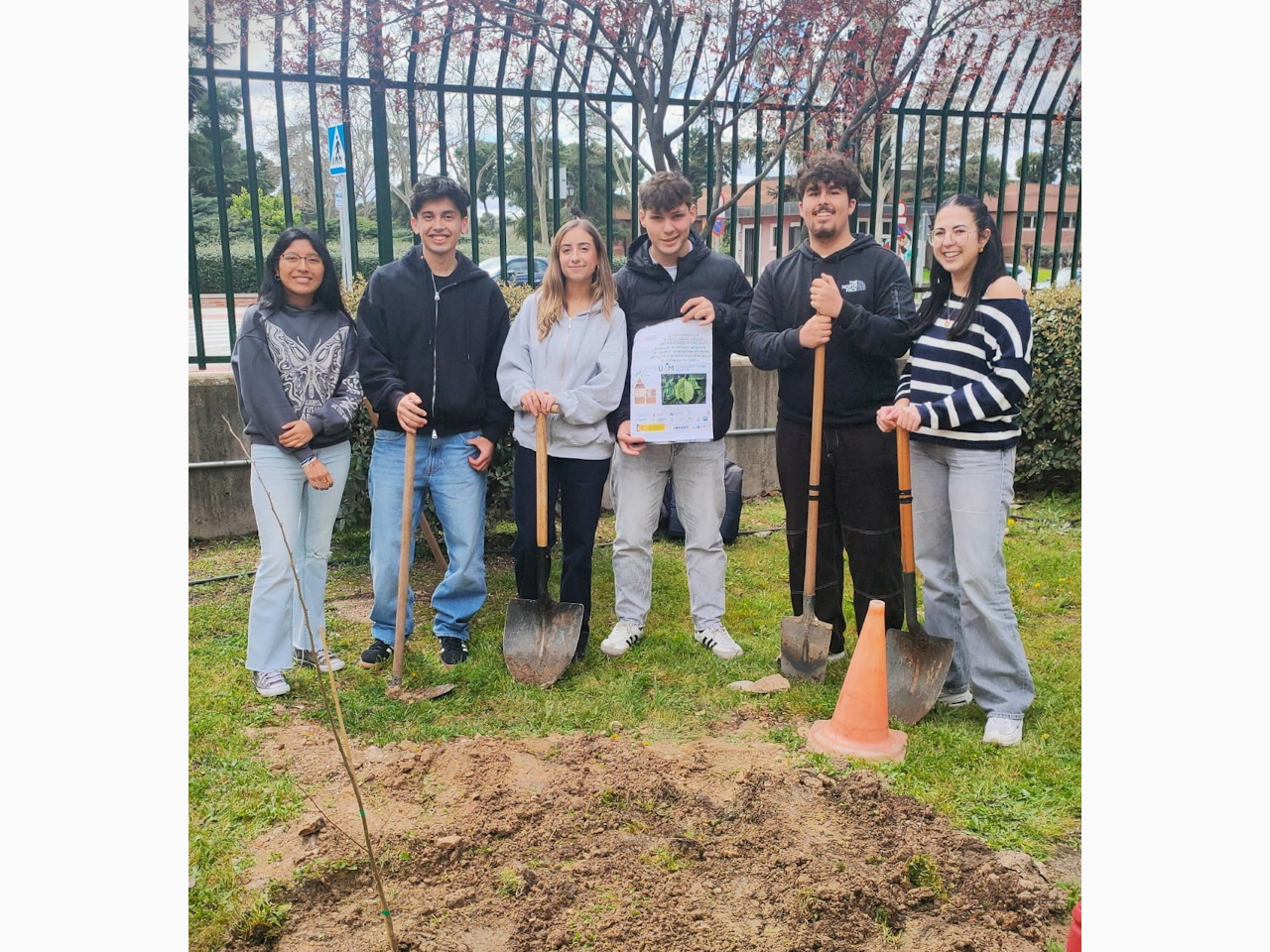 Foto de familia de los participantes en la plantación de olmos en el Campus de Medicna de la UAM