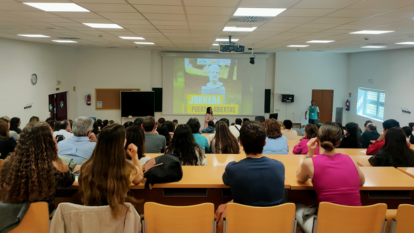Asistentes a la charla informativa de la Jornada de Puertas Abiertas 2025 de la Facultad de Medicina de la UAM