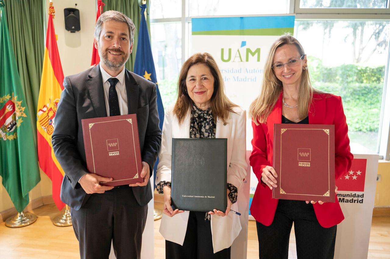 El consejero de Presidencia, Justicia y Administración Local de la Comunidad de Madrid, Miguel Ángel García Martín; la rectora en funciones de la Universidad Autónoma de Madrid (UAM), Amaya Mendikoetxea; y la viceconsejera de Sanidad, Laura Gutiérrez Barreno.