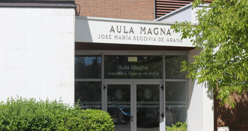 Vista de la puerta de entrada al Aula Magna José María Segovia de Arana de la Facultad de Medicina de la UAM.