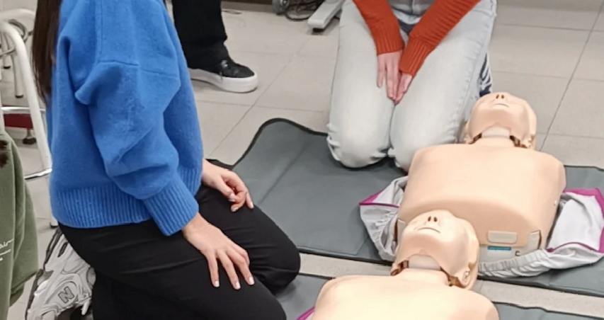 Estudiantes realizando una práctica en el aula de hahibildades clínicas y simulación de la Facultad de Medicina de la UAM.