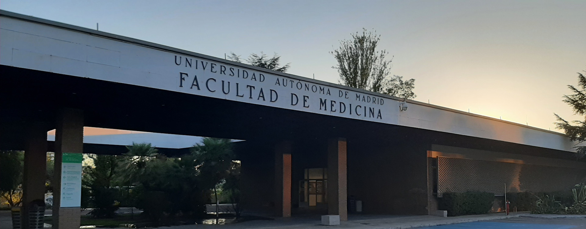 Fachada principal de la Facultad de Medicina