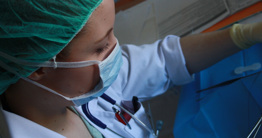 Estudiante del Grado en Medicina realizando una sutura.