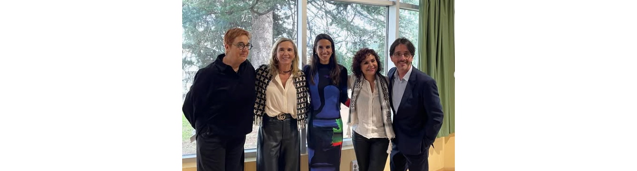Foto de familia de las investigadoras ponentes junto al vicedecano de Investigación de la Facultad de Medcina.