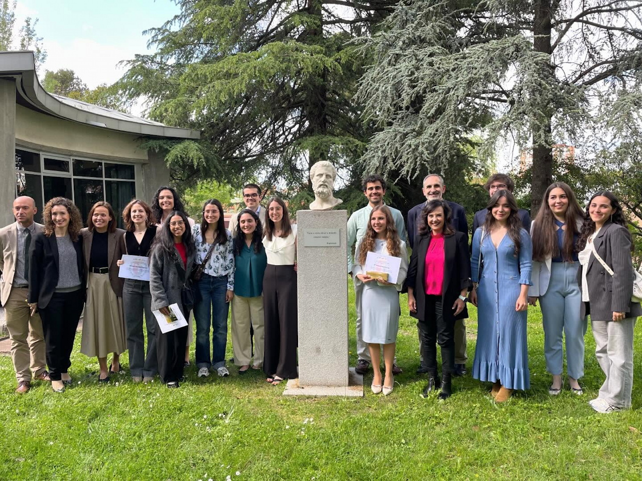 Foto de familia de los egresados reconocidos como mejor expediente MIR e EIR 2025.