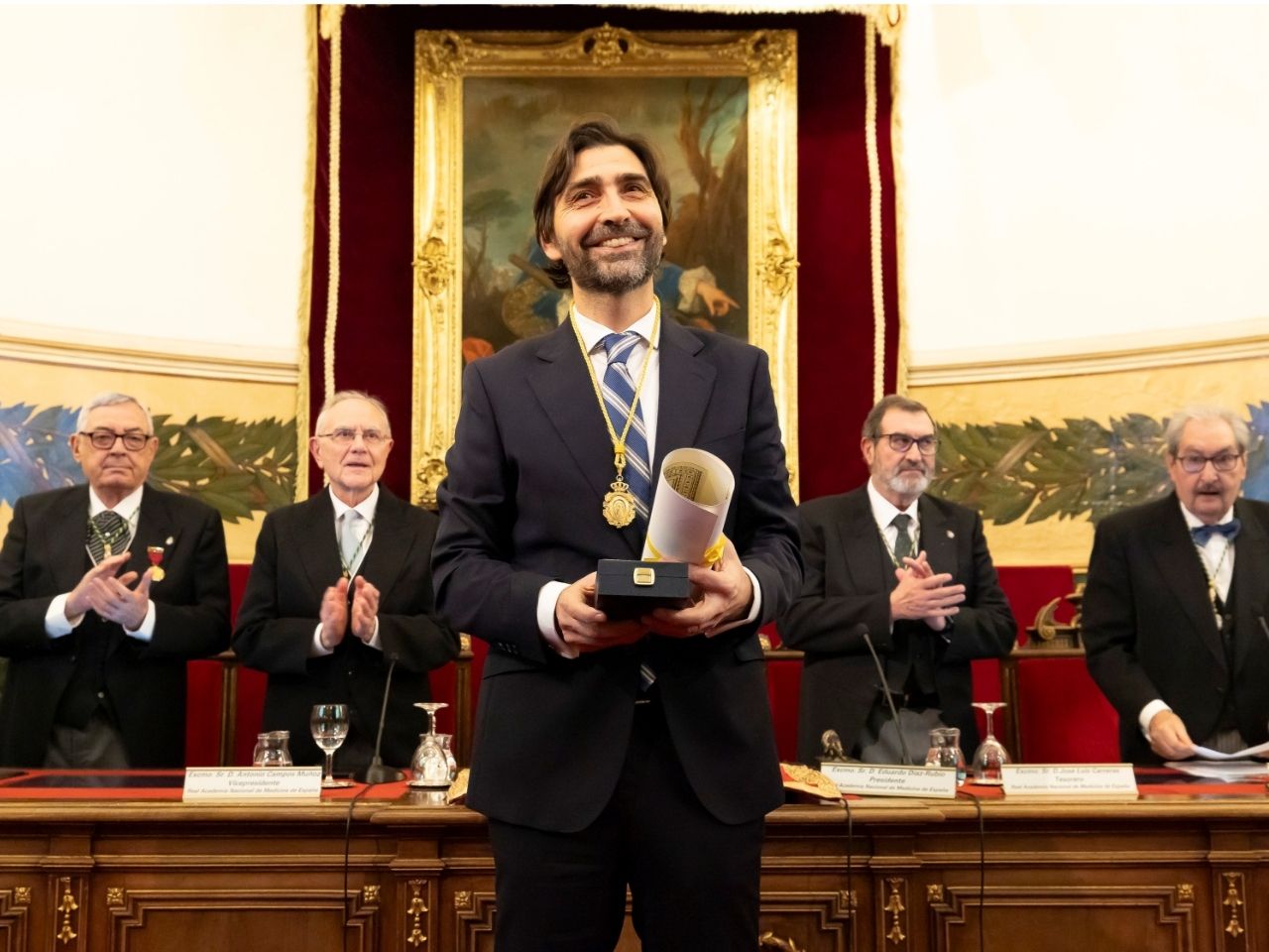 El catdrático de Pediatría, Antonio Pérez MArtínez, recibe el el premio principal de la RANME (Real Academia Nacional de Medicina de España).