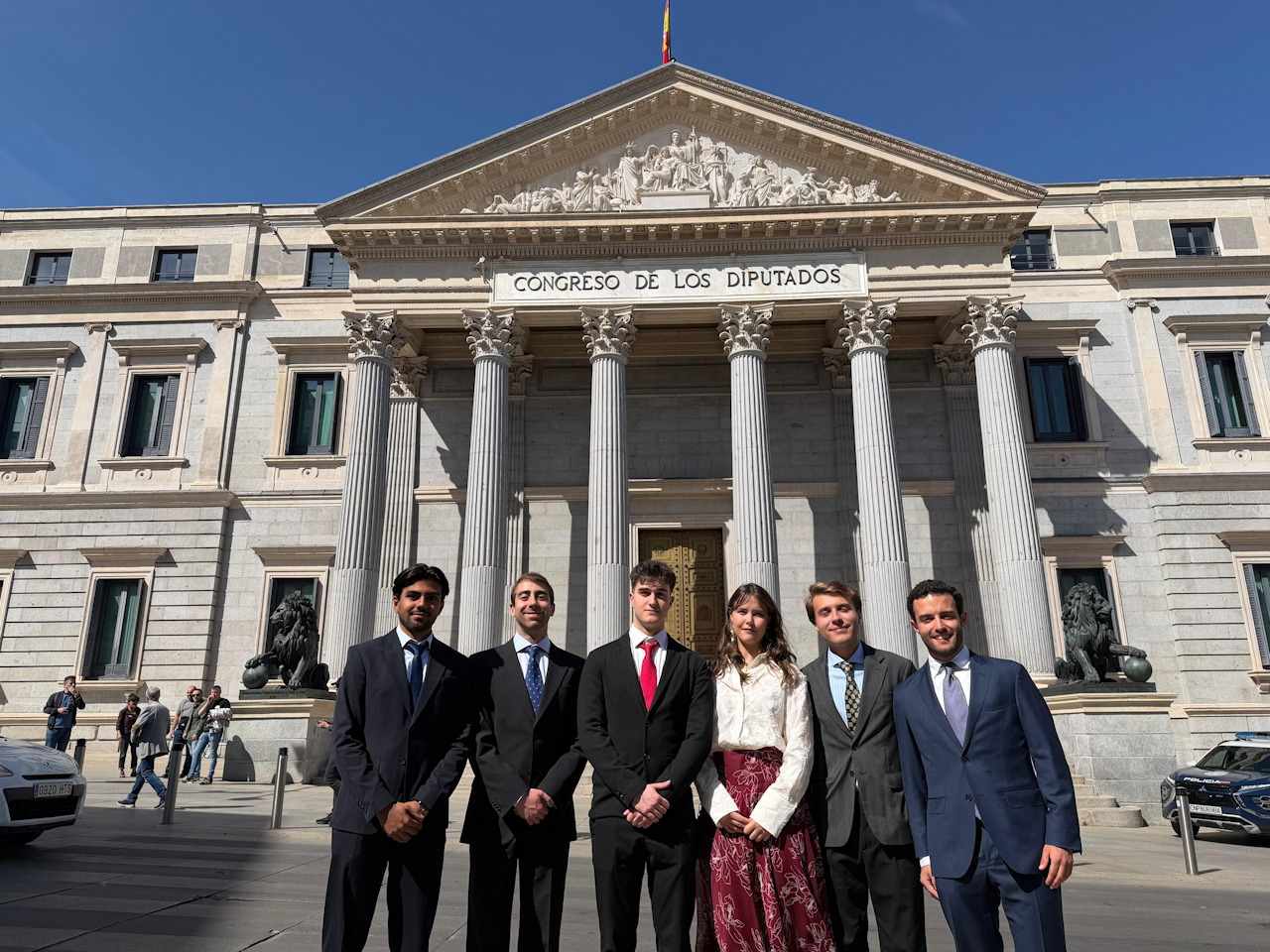 Representates estudiantiles de la Facultad de Medicina ante la fachada principla del Congresos de los Diputados en Madrid.