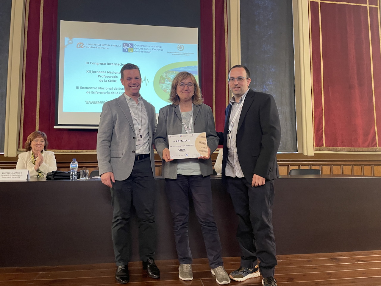 Galardonados con el diploma que reconoce el primer premio a la mejor comunicación oral del III Congreso Internacional, las XIIi Jornadas Nacionales de Profesorado de la Conferencia Nacional de decanos y decanas de Enfermería, y el III Encuentro Nacional de Estudiantes de Enfermería de la CNDE.