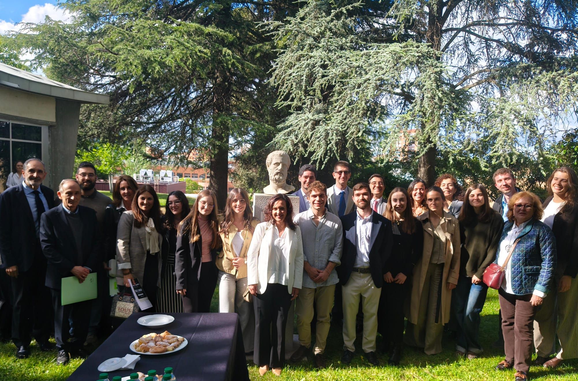 Foto de familia de los asistentes al acto de rconocimiento MIR-EIR 2026, celebrado en la Facultad de Medicina de la UAM.
