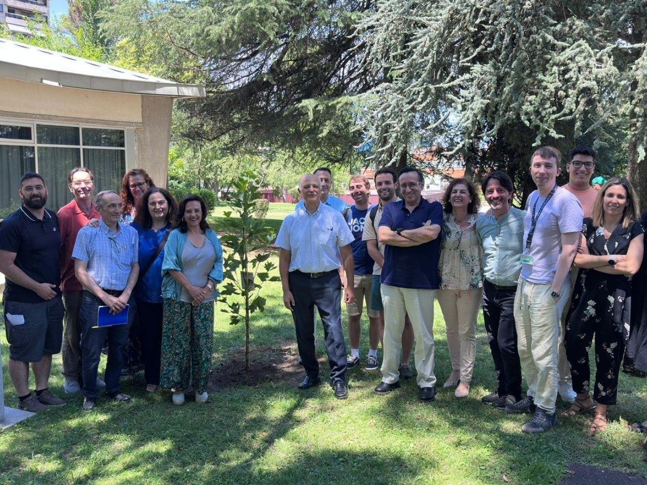 Foto de familia de miembros de la Facultad de Medicina junto al Platanus orientalis, plantado junto al busto de Hipócrates..