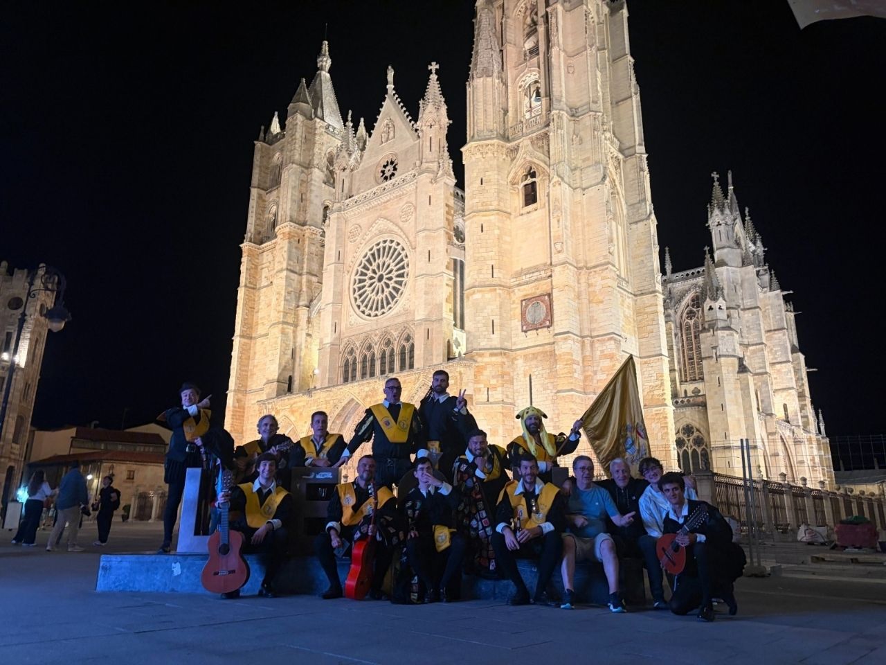 Foto de familia de la Tuna de la Facultad de Medicina de la UAM delante de la catedral de León.