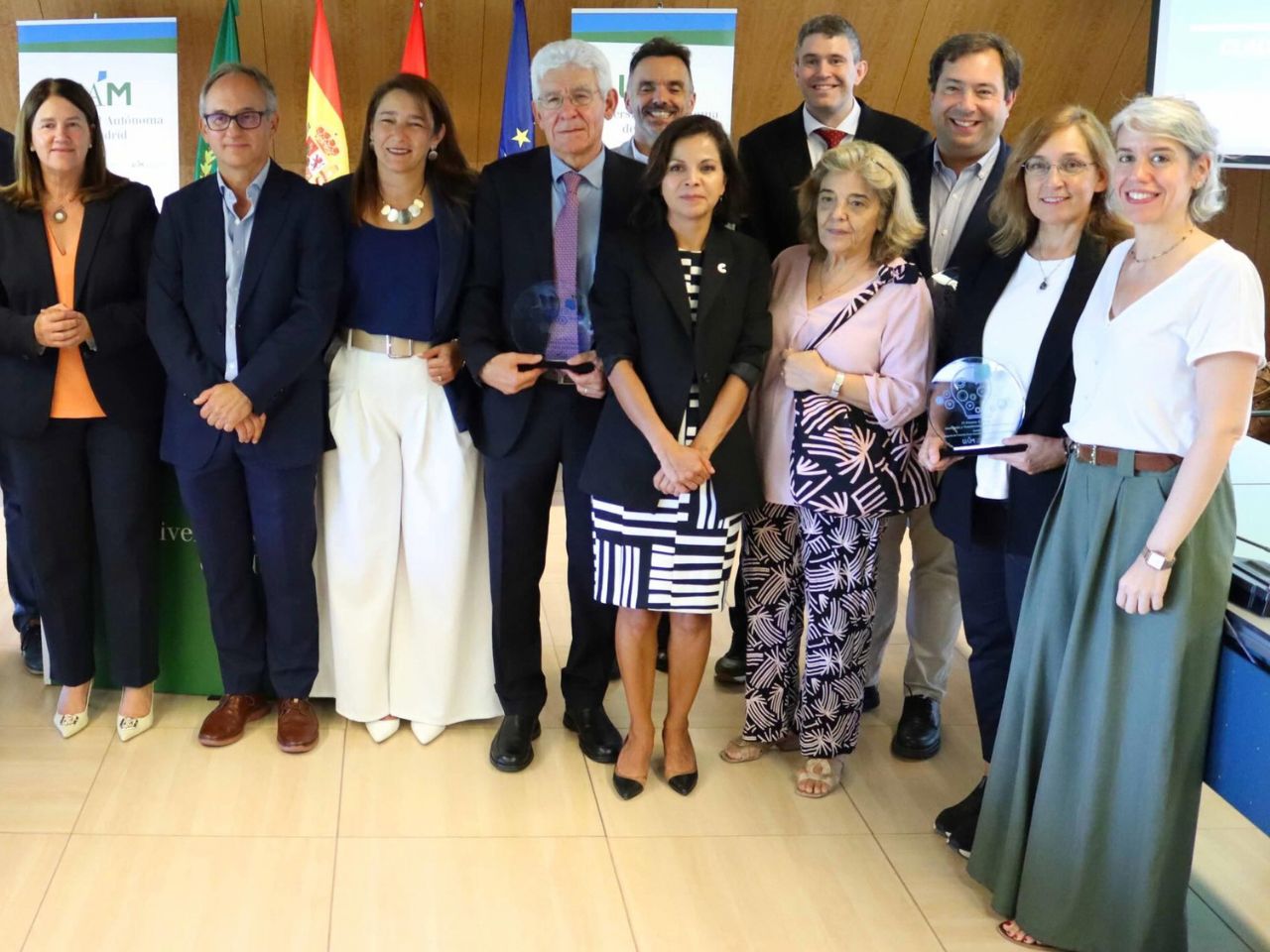 Foto de familia de los premiados en la IV edición de los Premios UAM de Innovación y Transferencia del Conocimiento junto a las autoridades.