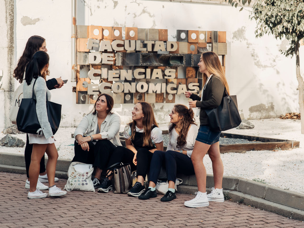 Imagen chicas en Facultad de Economicas y Empresariales