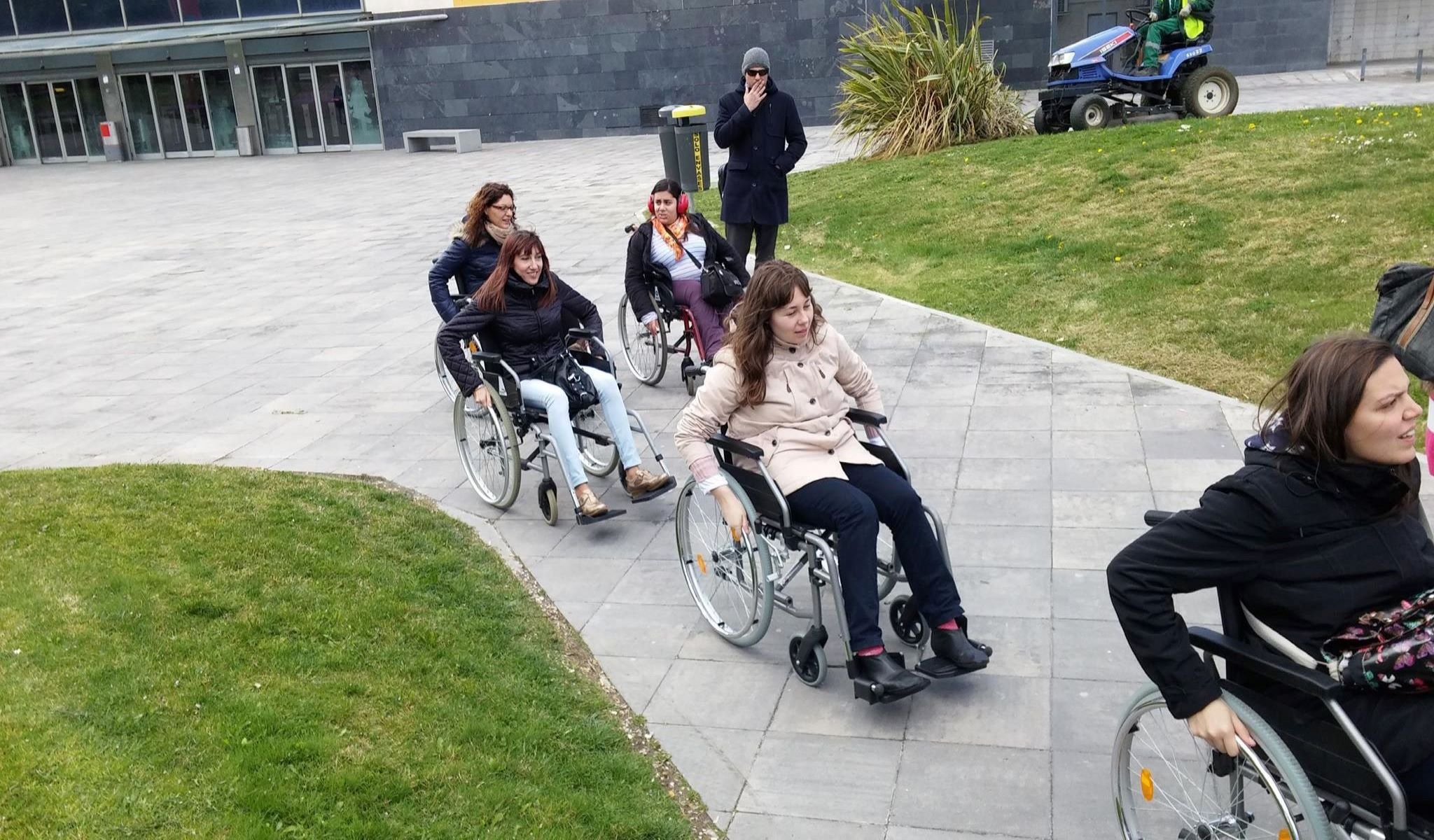 Estudiantes en silla de ruedas