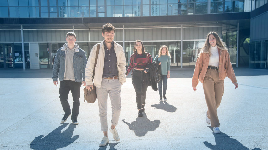 Foto de estudiantes en el campus de la UAM