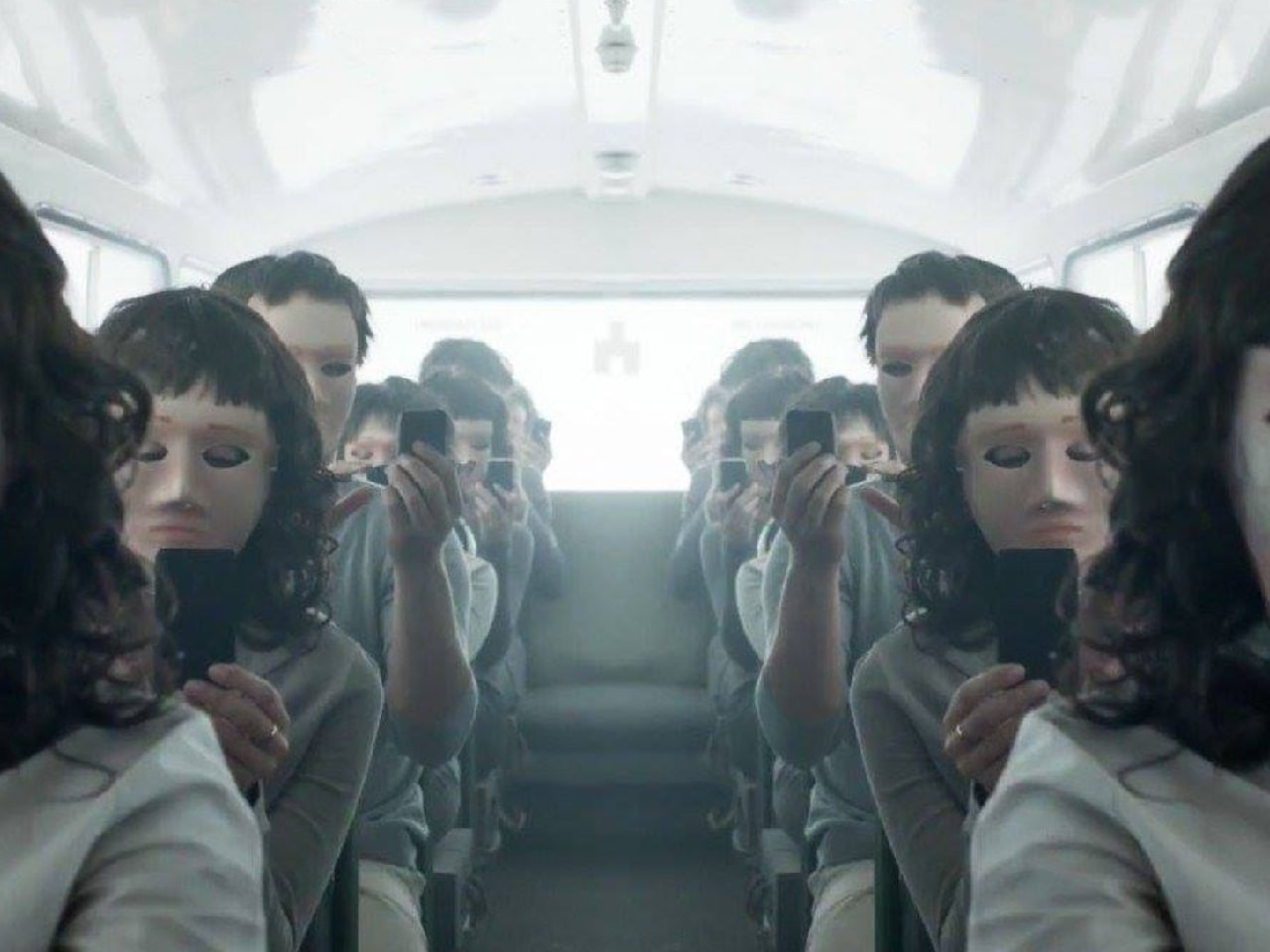 personas con máscara en autobús
