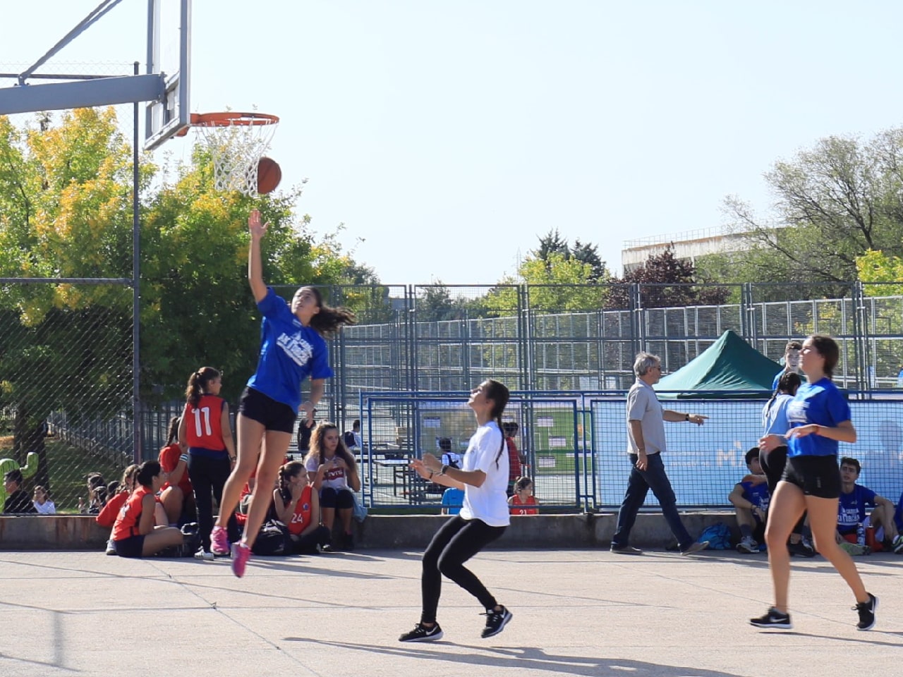 chicas jugando a baloncesto