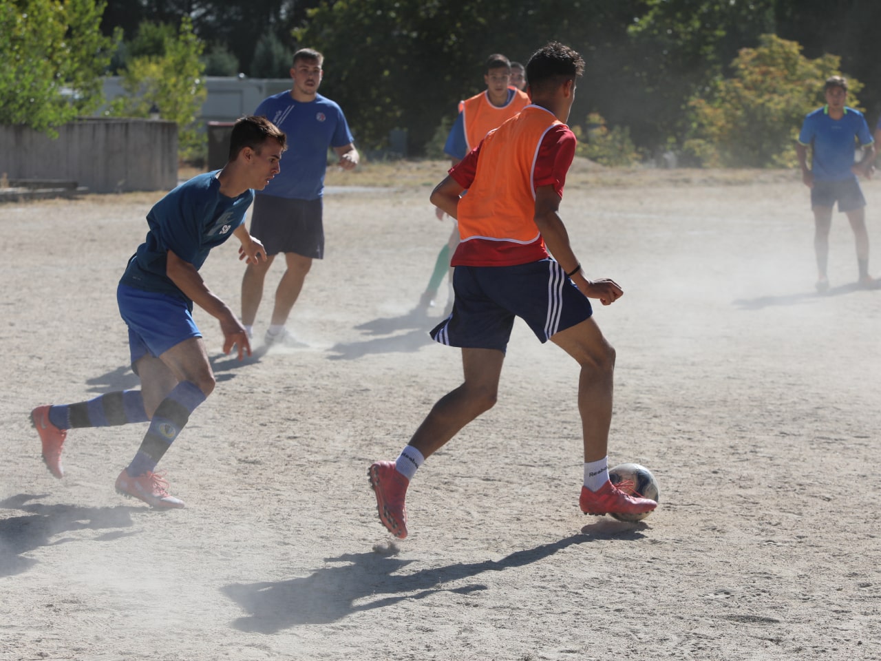 chicos jugando a futbol