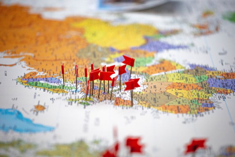 foto de un mapa con pins