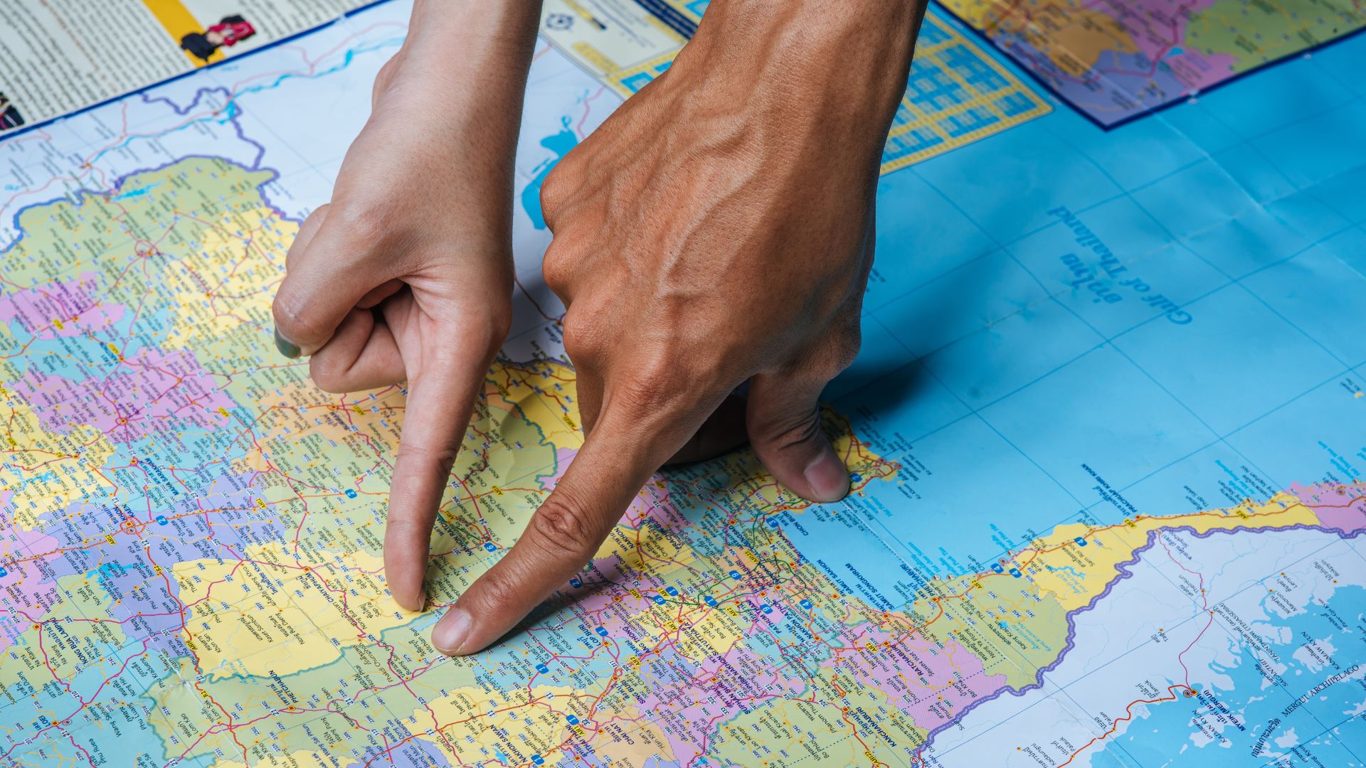fotos de un mapa con una mano que coge un lapiz