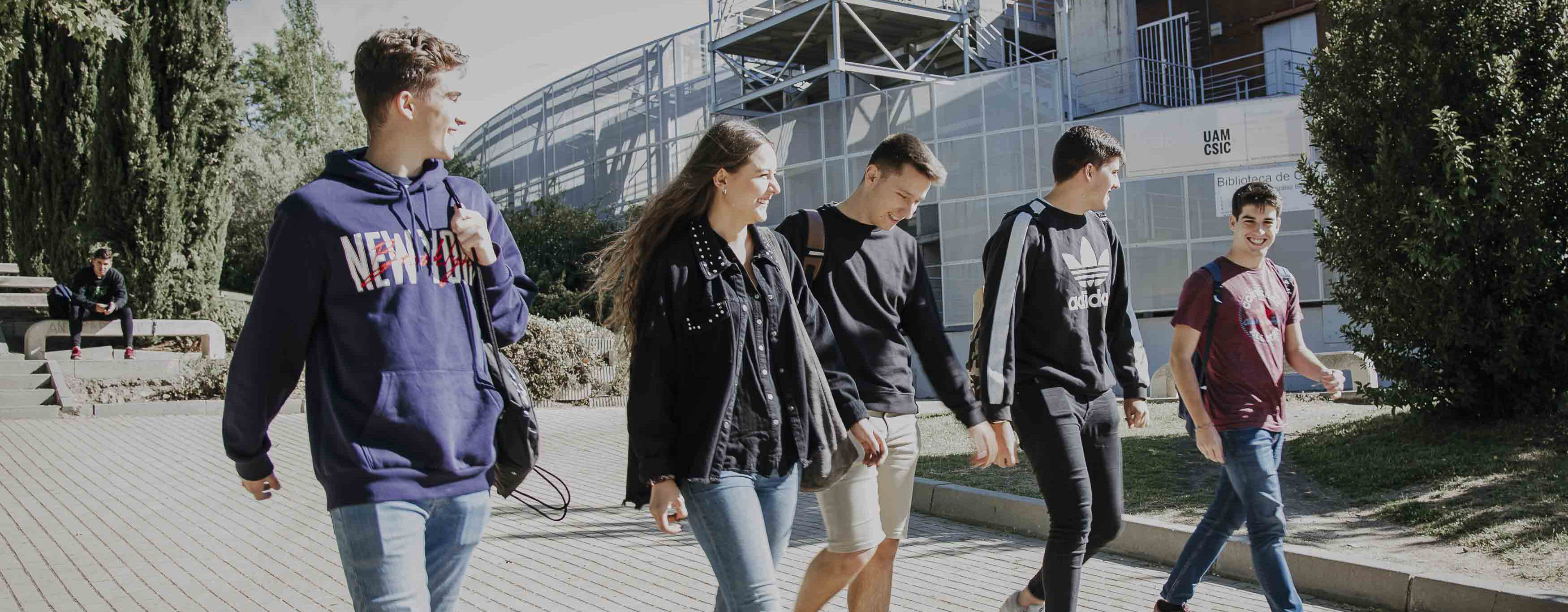 Panorámica de la Plaza Mayor con estudiantes caminando