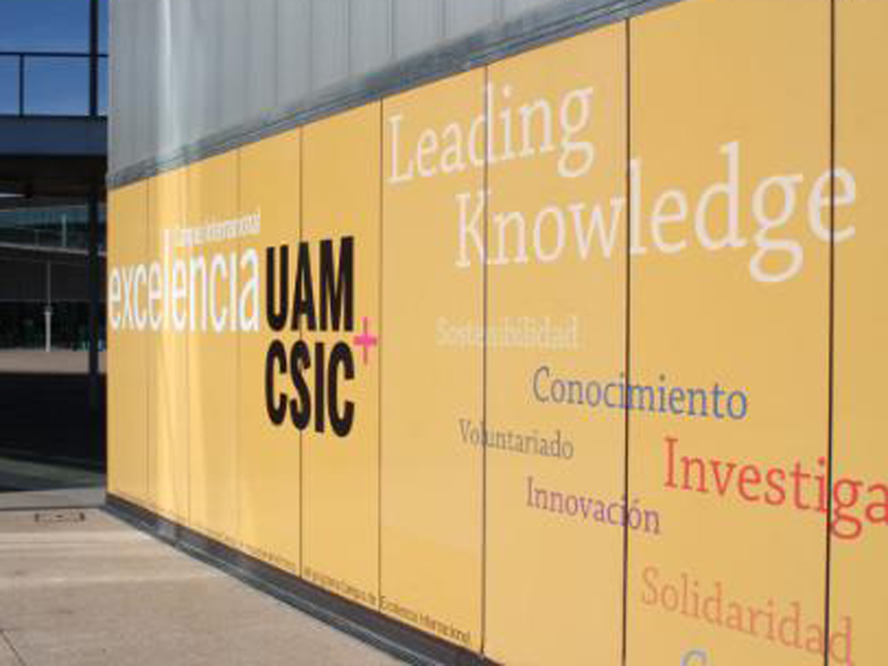 Imagen de una pared amarilla que hace referencia al campus de Excelencia UAM-CSIC