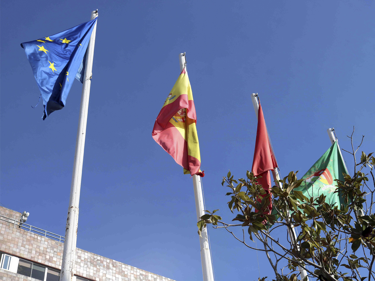 Banderas de la UE, España, Comunidad de Madrid y UAM frente al Edificio Rectorado