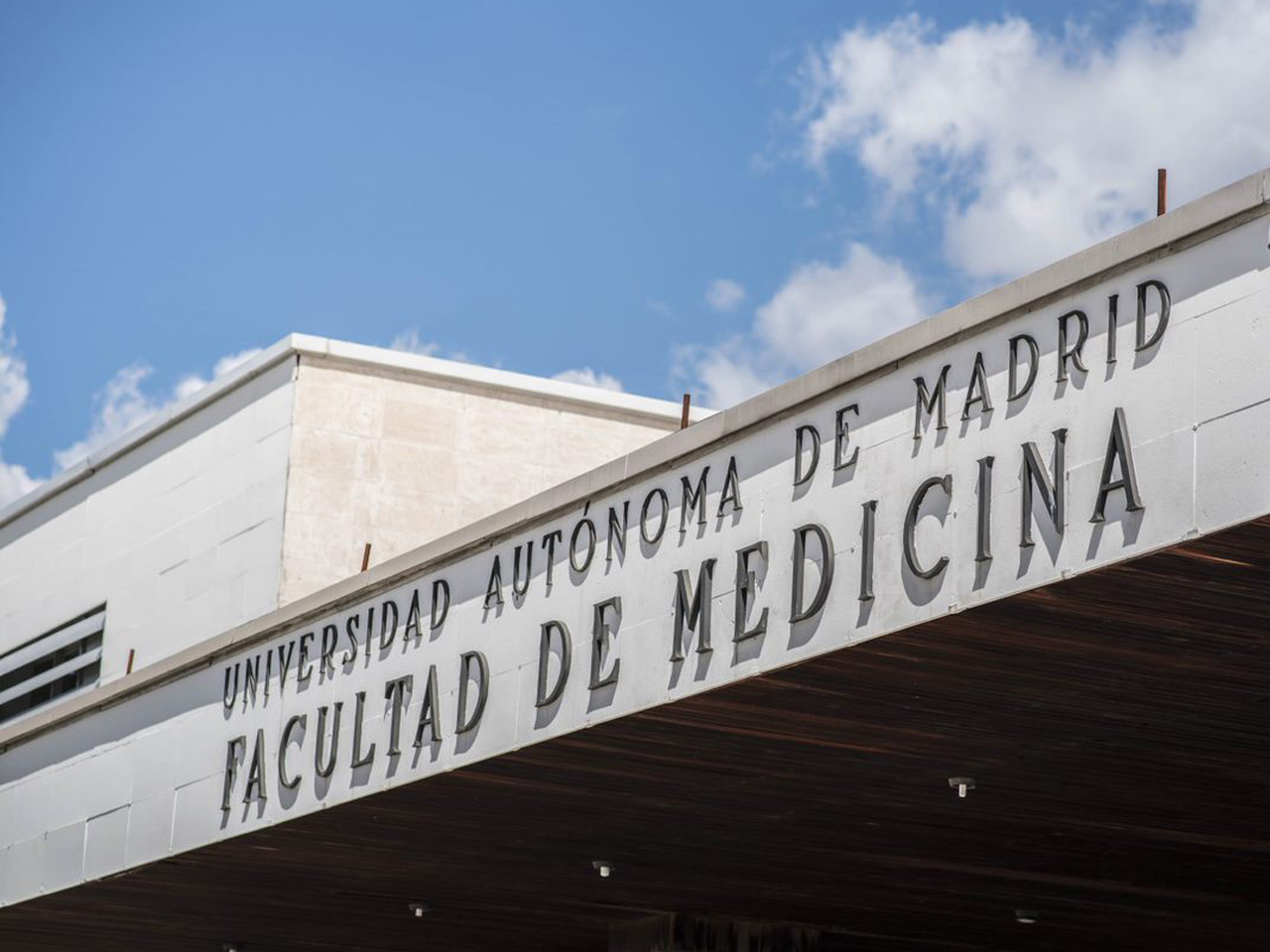 imagen parcial de la fachada de la Facultad de Medicina