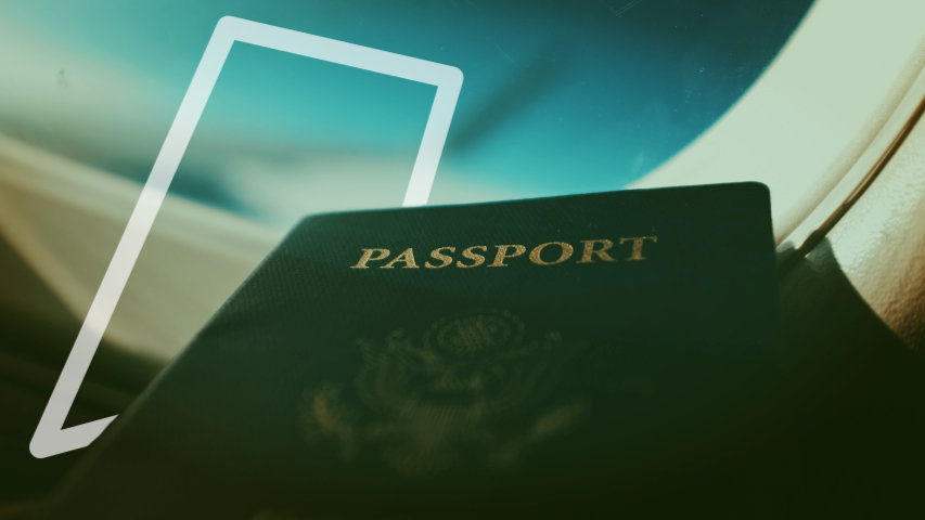 Foto de la portada de un pasaporte delante de una ventanilla de avión