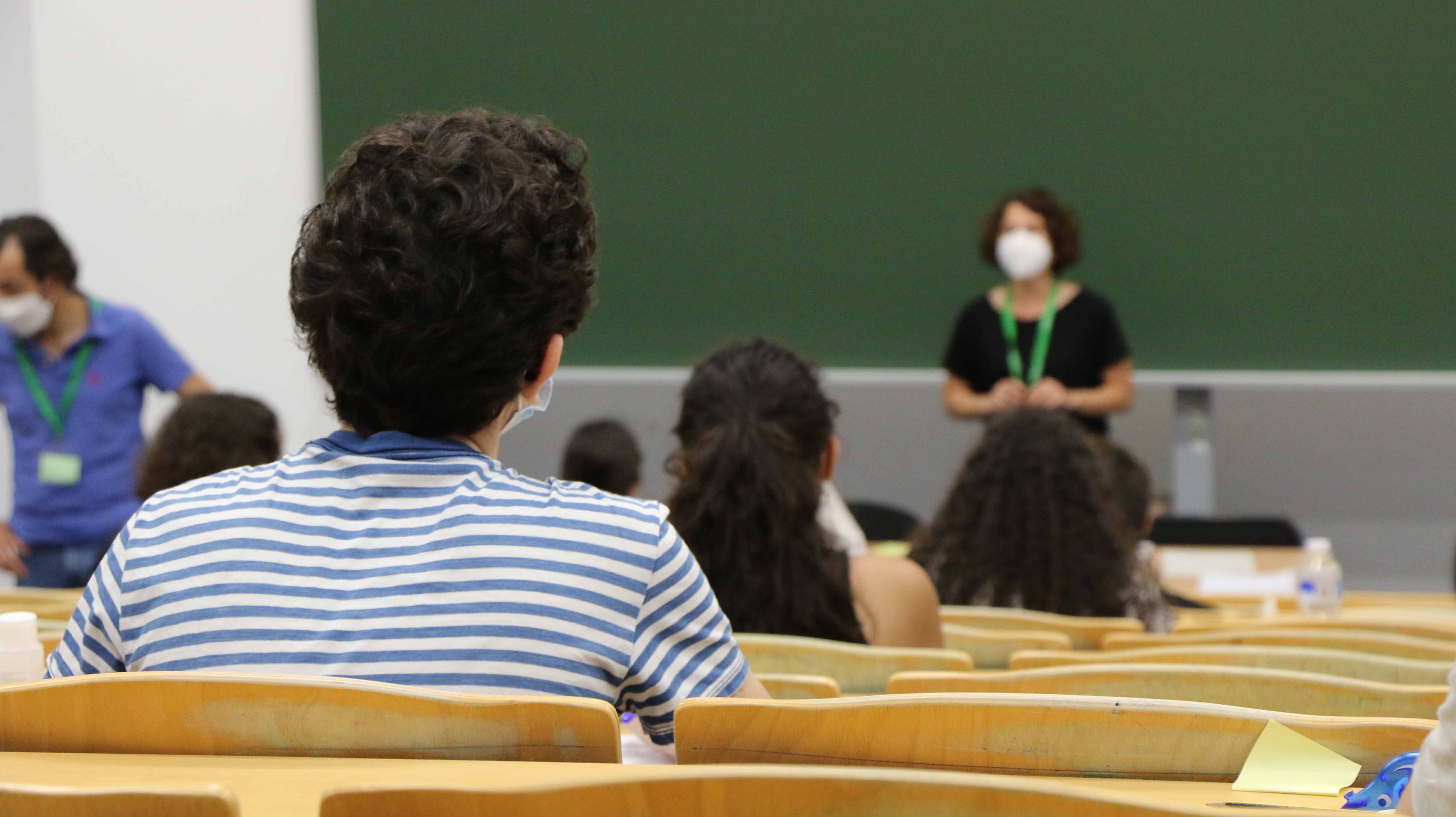 Estudiantes atienden a las explicaciones de una profesora, antes de empezar un examen de la EvAU