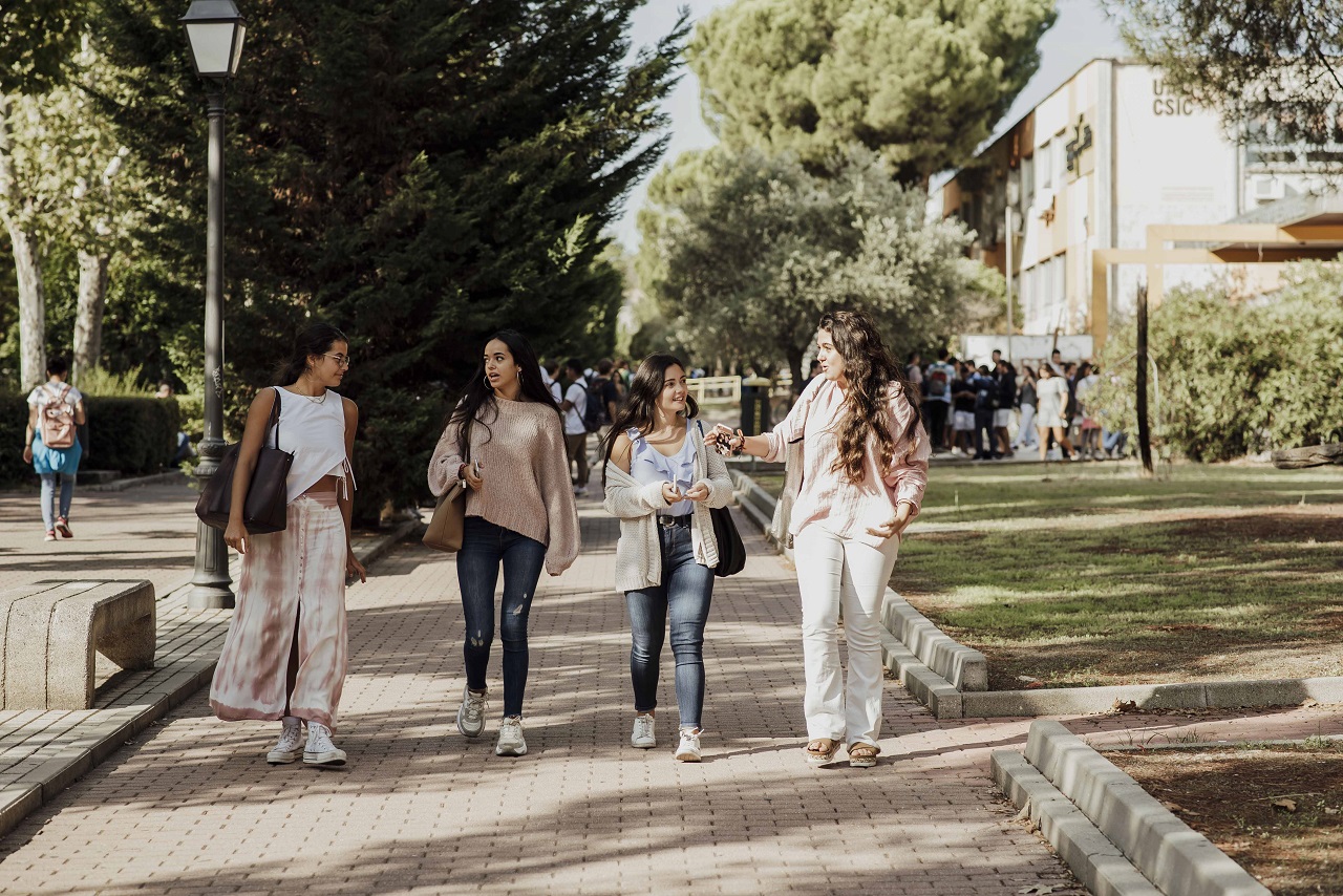 Un grupo de chicas camina conversando por la avenida de Francisco Tomás y Valiente